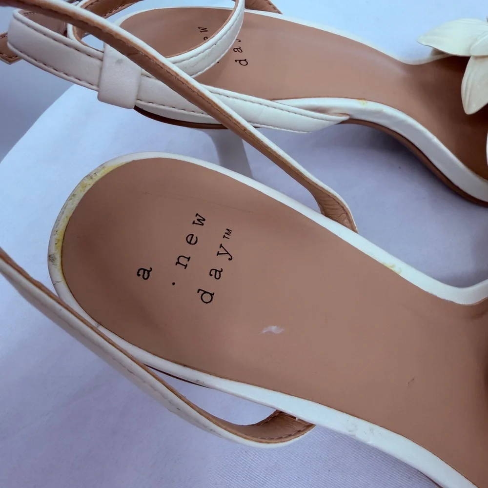A New Day Ivory Floral Heels Size 6 Ankle Strap Dress Sandals - Picture 6 of 7